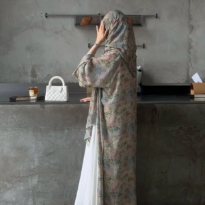 عباية نسائية ملونة